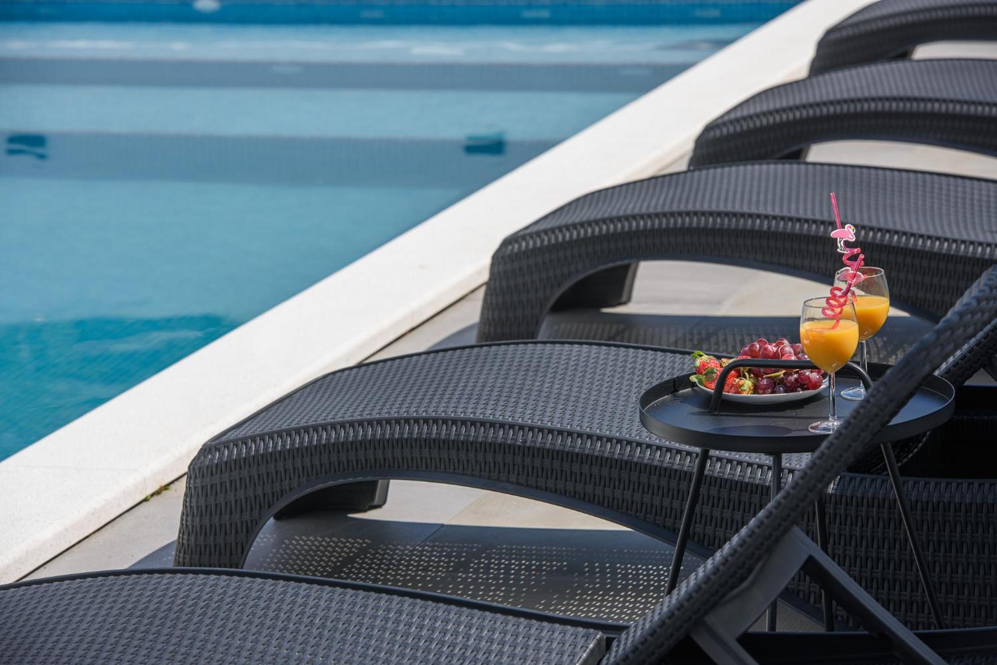 Villa Barbara & Zoran With Free Parking And Heated Swimming Pool Seget Vranjica Exteriör bild